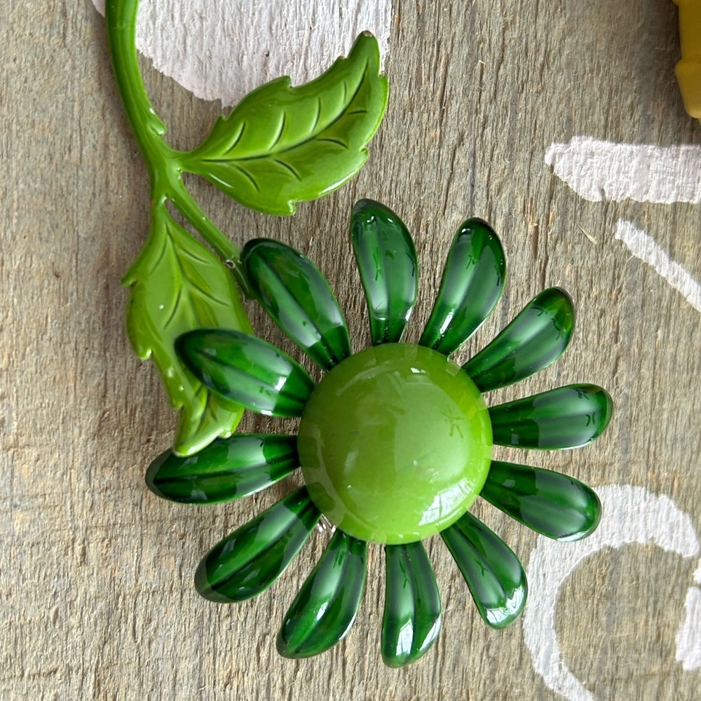 Vintage 1960 Green Flower pedal enamel Brooch - Picture 3 of 6